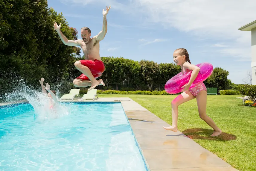 Familie sprint in den Pool